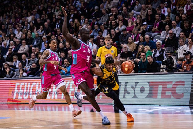 easyCredit Basketball Bundesliga, Telekom Baskets Bonn vs MHP Riesen Ludwigsburg, 27 3 2026 Babacar Sane MHP RIESEN LUDWIGSBURG 0 vs Kur Jongkuch Telekom Baskets Bonn 15 and Jalen Finch Telekom Baskets Bonn 0 easyCredit Basketball Bundesliga, Telekom Baskets Bonn vs MHP Riesen Ludwigsburg, 27 3 2026, Telekom Dome Bonn Copyright: xBEAUTIFULxSPORTS Derixx