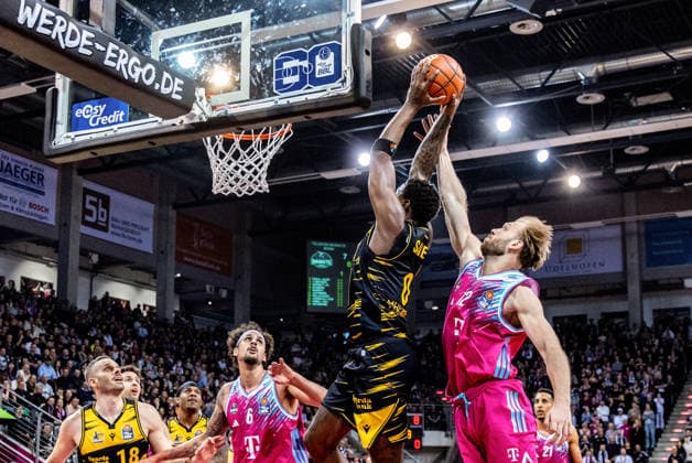 Babacar Sane MHP RIESEN Ludwigsburg, 00 at the basket against Melvin Jostmann Telekom Baskets Bonn, 12 , Michael Kessens Telekom Baskets Bonn, 06 and Jonas Wohlfarth Bottermann MHP RIESEN Ludwigsburg, 18 look at Telekom Baskets Bonn vs MHP RIESEN Ludwigsburg, Basketball, easy Credit BBL, Matchday 26, 2025 2026, 27 03 2026 Telekom Baskets Bonn vs MHP RIESEN Ludwigsburg, Basketball, easy Credit BBL, Matchday 26, 2025 2026, 27 02 2026 Bonn Copyright: xEibner-Pressefoto GerhardxWingenx EP_GWR