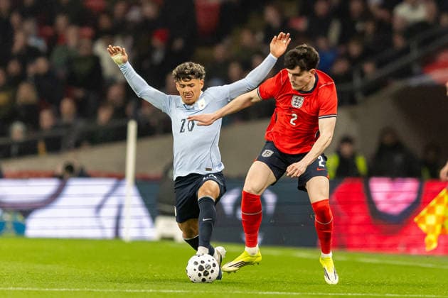 England v Uruguay, Friendly Uruguay forward Maximiliano Araujo battles for possession with England defender Tino Livramento during the Friendly match between England and Uruguay at Wembley Stadium, London, UK on 27 March 2026. London Wembley Stadium Greater London UK Editorial use only , Copyright: xManjitxNarotrax PSI-23956-0008