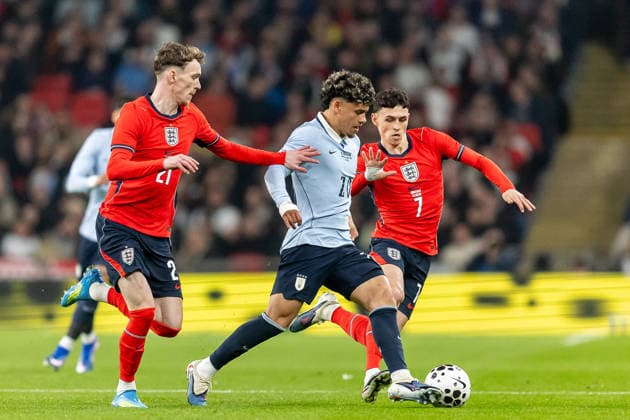 England v Uruguay, Friendly Uruguay forward Maximiliano Araujo battles for possession with England forward Phil Foden and England midfielder James Garner during the Friendly match between England and Uruguay at Wembley Stadium, London, UK on 27 March 2026. London Wembley Stadium Greater London UK Editorial use only , Copyright: xManjitxNarotrax PSI-23956-0011