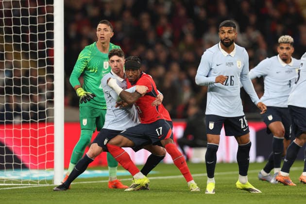 LONDON, ENGLAND, MARCH 27: Federico Valverde (15 Uruguay) and Noni Madueke (17 England) during a corner kick during the International Friendly, Länderspiel, Nationalmannschaft match between England and Uruguay at Wembley Stadium on March 26th, 2026 in London, England (Photo by Alexander Canillas Sports Press Photo) Copyright: xAlexanderxCanillas SPPx Sportspressphoto_SPR119381