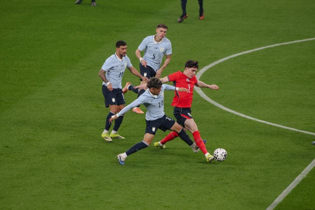 International Friendly, Länderspiel, Nationalmannschaft England v Uruguay Wembley Stadium 27.03.2026 Tino Livramento of England and Maximiliano Ara¿jo of Uruguay International Friendly England v Uruguay Wembley Stadium 27.03.2026 Times Photographer Bradley Ormesher.  Copyright: xBradleyxOrmesherx NINTCHDBPICT001069865667