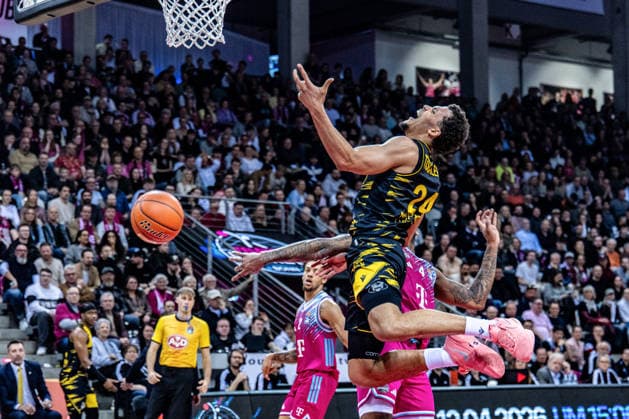 Brandon Tischler MHP RIESEN Ludwigsburg, 24 is fouled by Jeff Garrett Jr Telekom Baskets Bonn, 04 Telekom Baskets Bonn vs MHP RIESEN Ludwigsburg, Basketball, easy Credit BBL, Matchday 26, 2025 2026, 27 03 2026 Telekom Baskets Bonn vs MHP RIESEN Ludwigsburg, Basketball, easy Credit BBL, Matchday 26, 2025 2026, 27 02 2026 Bonn Copyright: xEibner-Pressefoto GerhardxWingenx EP_GWR