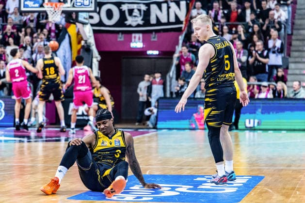 Stefan Smith MHP RIESEN Ludwigsburg, 03 is injured and holds his knee, Toms Skuja MHP RIESEN Ludwigsburg, 05 watches Telekom Baskets Bonn vs MHP RIESEN Ludwigsburg, Basketball, easy Credit BBL, Matchday 26, 2025 2026, 27 03 2026 Telekom Baskets Bonn vs MHP RIESEN Ludwigsburg, Basketball, easy Credit BBL, Matchday 26, 2025 2026, 27 02 2026 Bonn Copyright: xEibner-Pressefoto GerhardxWingenx EP_GWR