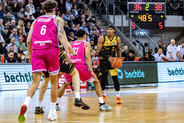 Stefan Smith MHP RIESEN Ludwigsburg, 03 vs Joel Sadu Aminu Telekom Baskets Bonn, 21 Telekom Baskets Bonn vs MHP RIESEN Ludwigsburg, Basketball, easy Credit BBL, 26 Matchday, 2025 2026, 27 03 2026 Telekom Baskets Bonn vs MHP RIESEN Ludwigsburg, Basketball, easy Credit BBL, 26 Matchday, 2025 2026, 27 02 2026 Bonn Copyright: xEibner-Pressefoto GerhardxWingenx EP_GWR
