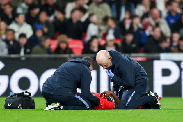 England v Uruguay, International Noni Madueke of England injured receiving treatment during the England v Uruguay International Friendly, Länderspiel, Nationalmannschaft match at Wembley Stadium, London, England on 27 March 2026 Credit: Ian Stephen Every Second Media Editorial use only. All images are copyright Every Second Media Limited. No images may be reproduced without prior permission. Copyright: xIMAGO EveryxSecondxMediax ESM-1881-0019 IanxStephenx xEveryxSecondxMediax