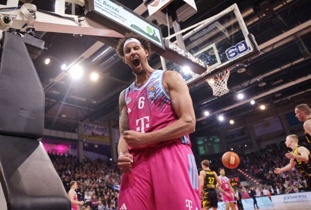Michael Kessens cheers Telekom Baskets Bonn vs MHP RIESEN Ludwigsburg 26 Speiltag season 2025 26