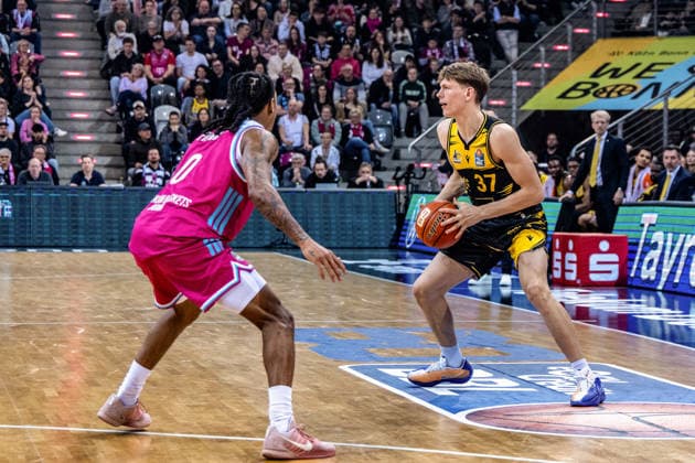 Julis Baumer MHP RIESEN Ludwigsburg, 37 vs Jalen Finch Telekom Baskets Bonn, 00 Telekom Baskets Bonn vs MHP RIESEN Ludwigsburg, Basketball, easy Credit BBL, 26 Matchday, 2025 2026, 27 03 2026 Telekom Baskets Bonn vs MHP RIESEN Ludwigsburg, Basketball, easy Credit BBL, 26 Matchday, 2025 2026, 27 02 2026 Bonn Copyright: xEibner-Pressefoto GerhardxWingenx EP_GWR