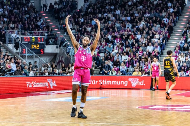 Jeff Garrett Jr Telekom Baskets Bonn, 04 requests the support of the fans Telekom Baskets Bonn vs MHP RIESEN Ludwigsburg, Basketball, easy Credit BBL, 26 Matchday, 2025 2026, 27 03 2026 Telekom Baskets Bonn vs MHP RIESEN Ludwigsburg, Basketball, easy Credit BBL, 26 Matchday, 2025 2026, 27 02 2026 Bonn Copyright: xEibner-Pressefoto GerhardxWingenx EP_GWR