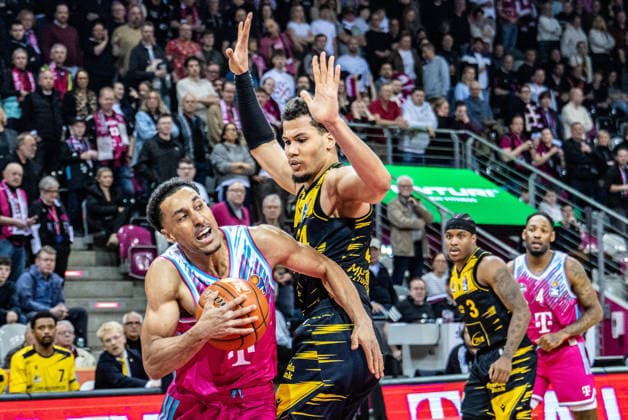Joel Sadu Aminu Telekom Baskets Bonn, 21 vs Brandon Tischler MHP RIESEN Ludwigsburg, 24 Telekom Baskets Bonn vs MHP RIESEN Ludwigsburg, Basketball, easy Credit BBL, Matchday 26, 2025 2026, 27 03 2026 Telekom Baskets Bonn vs MHP RIESEN Ludwigsburg, Basketball, easy Credit BBL, Matchday 26, 2025 2026, 27 02 2026 Bonn Copyright: xEibner-Pressefoto GerhardxWingenx EP_GWR
