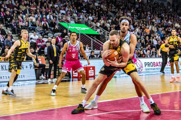 Jonas Wohlfarth Bottermann MHP RIESEN Ludwigsburg, 18 is fouled by Michael Kessens Telekom Baskets Bonn, 06, Joel Sadu Aminu Telekom Baskets Bonn, 21 and Toms Skuja MHP RIESEN Ludwigsburg, 05 watch Telekom Baskets Bonn vs MHP RIESEN Ludwigsburg, Basketball, easy Credit BBL, Matchday 26, 2025 2026, 27 03 2026 Telekom Baskets Bonn vs MHP RIESEN Ludwigsburg, Basketball, easy Credit BBL, Matchday 26, 2025 2026, 27 02 2026 Bonn Copyright: xEibner-Pressefoto GerhardxWingenx EP_GWR