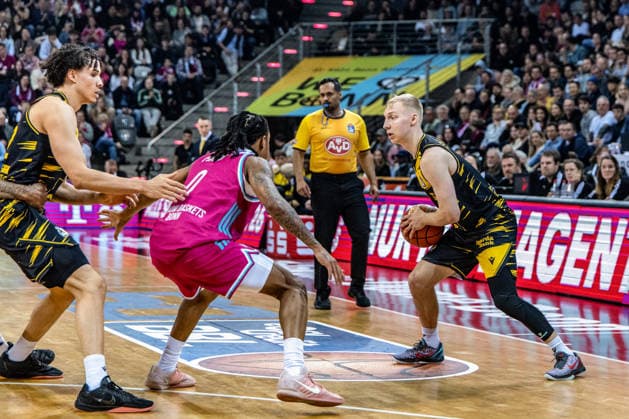 Toms Skuja MHP RIESEN Ludwigsburg, 05 vs Jalen Finch Telekom Baskets Bonn, 00 Telekom Baskets Bonn vs MHP RIESEN Ludwigsburg, Basketball, easy Credit BBL, 26 Matchday, 2025 2026, 27 03 2026 Telekom Baskets Bonn vs MHP RIESEN Ludwigsburg, Basketball, easy Credit BBL, 26 Matchday, 2025 2026, 27 02 2026 Bonn Copyright: xEibner-Pressefoto GerhardxWingenx EP_GWR