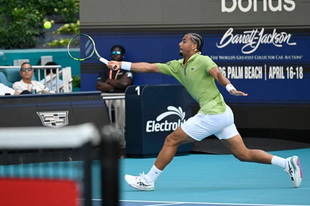 MIAMI GARDENS, FL - MARCH 27: Arthur Fils of France returns the shot to Jiri Lehecka of Czechia, during the men™s semifinal match of the Miami Open on March 27, 2026. at Hard Rock Stadium in Miami Gardens, Florida. (Photo by Michele Eve Sandberg Icon Sportswire) TENNIS: MAR 27 Miami Open EDITORIAL USE ONLY Icon2603270668