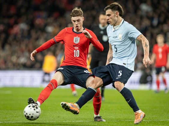 England v Uruguay International Friendly, Länderspiel, Nationalmannschaft Cole Palmer of England challenges for the ball with Manuel Ugarte of Uruguay during the International Friendly match at Wembley Stadium, London 27 03 2026 UK Newspapers OUT Copyright: xJackxTylerx FIL-23187-0084