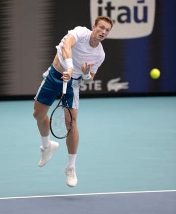 March 27, 2026, Miami Gardens, Fl, United States: MIAMI GARDENS, FL - MARCH 27: Jiri Lehecka hits the ball against Arthur Fils in the semi-finals during the Miami Open at Hard Rock Stadium on March 27, 2026 in Miami Gardens, Florida. Miami Gardens United States - ZUMAt139 20260327_aaa_t139_034 Copyright: xMichaelxPimentel IsixPhotosx