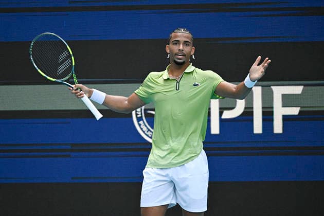 March 27, 2026, Miami Gardens, Fl, United States: Arthur Fils of France returns a shot to Jiri Lehecka of Czechia during the MenÃ¢â‚¬â ¢s Semifinal match of the Miami Open Presented by Itau at Hard Rock Stadium on March 27, 2026 in Miami Gardens, Florida. Florida. Miami Gardens United States - ZUMAsd3_ 20260327_znp_sd3_025 Copyright: xMichelexEvexSandbergx