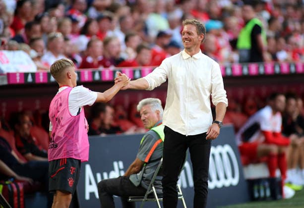 Football, Men, Bundesliga, Season 2022 2023, FC Bayern Munich VFL Wolfsburg, Allianz Arena Here in the picture the ball boy Lennart Karl FC Bayern Munich at a young age with the then coach Julian Nagelsmann FC Bayern Munich on the sideline under the game, high-five, shake hands