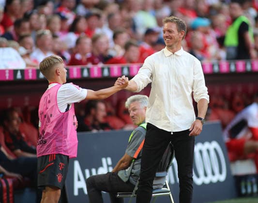 Football, Men, Bundesliga, Season 2022 2023, FC Bayern Munich VFL Wolfsburg, Allianz Arena Here in the picture the ball boy Lennart Karl FC Bayern Munich at a young age with the then coach Julian Nagelsmann FC Bayern Munich on the sideline under the game, high-five, shake hands