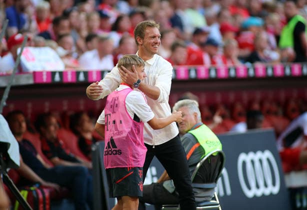 Football, Men, Bundesliga, Season 2022 2023, FC Bayern Munich VFL Wolfsburg, Allianz Arena Here in the picture the ball boy Lennart Karl FC Bayern Munich at a young age with the then coach Julian Nagelsmann FC Bayern Munich on the sideline under the game, hugging
