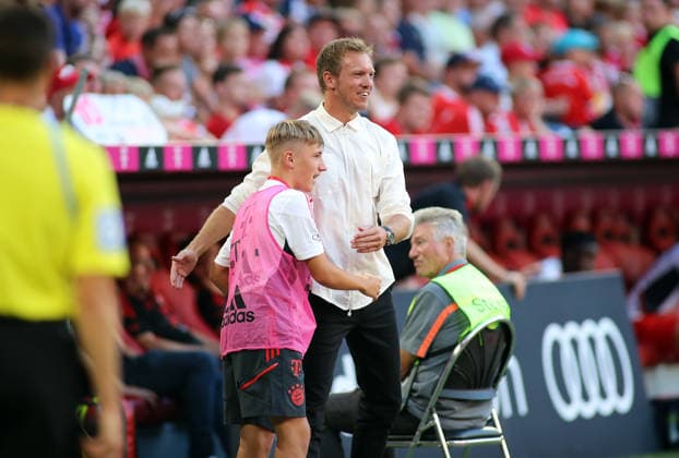 Football, Men, Bundesliga, Season 2022 2023, FC Bayern Munich VFL Wolfsburg, Allianz Arena Here in the picture the ball boy Lennart Karl FC Bayern Munich at a young age with the then coach Julian Nagelsmann FC Bayern Munich on the sideline under the game