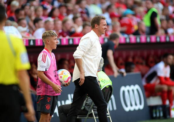 Football, Men, Bundesliga, Season 2022 2023, FC Bayern Munich VFL Wolfsburg, Allianz Arena Here in the picture the ball boy Lennart Karl FC Bayern Munich at a young age with the then coach Julian Nagelsmann FC Bayern Munich on the sideline under the game