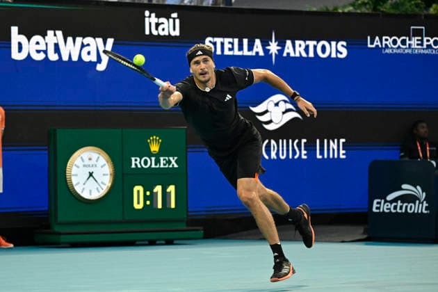 MIAMI GARDENS, FL - MARCH 27: Alexander Zverev of Germany returns a shot to Jannik Sinner of Italy during the men™s semifinal match of the Miami Open on March 27, 2026, at Hard Rock Stadium in Miami Gardens, Florida. (Photo by Michele Eve Sandberg Icon Sportswire) TENNIS: MAR 27 Miami Open EDITORIAL USE ONLY Icon2603270724