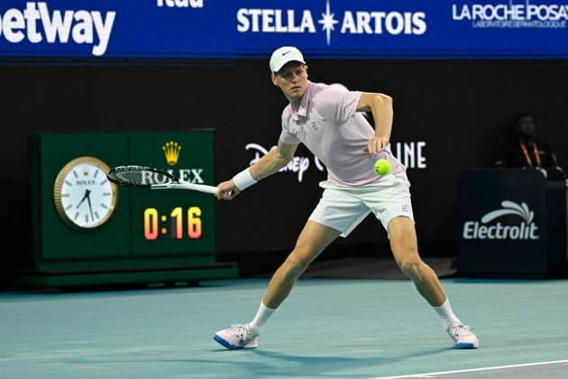 MIAMI GARDENS, FL - MARCH 27: Jannik Sinner of Italy, returns a shot to Alexander Zverev of Germany during the men™s semifinal match of the Miami Open on March 27, 2026, at Hard Rock Stadium in Miami Gardens, Florida. (Photo by Michele Eve Sandberg Icon Sportswire) TENNIS: MAR 27 Miami Open EDITORIAL USE ONLY Icon2603270729