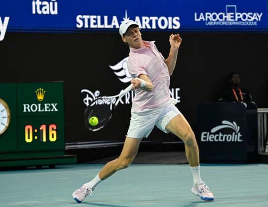 MIAMI GARDENS, FL - MARCH 27: Jannik Sinner of Italy, returns a shot to Alexander Zverev of Germany during the men™s semifinal match of the Miami Open on March 27, 2026, at Hard Rock Stadium in Miami Gardens, Florida. (Photo by Michele Eve Sandberg Icon Sportswire) TENNIS: MAR 27 Miami Open EDITORIAL USE ONLY Icon2603270730