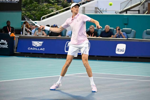 MIAMI GARDENS, FL - MARCH 27: Jannik Sinner of Italy, returns a shot to Alexander Zverev of Germany during the men™s semifinal match of the Miami Open on March 27, 2026, at Hard Rock Stadium in Miami Gardens, Florida. (Photo by Michele Eve Sandberg Icon Sportswire) TENNIS: MAR 27 Miami Open EDITORIAL USE ONLY Icon2603270704