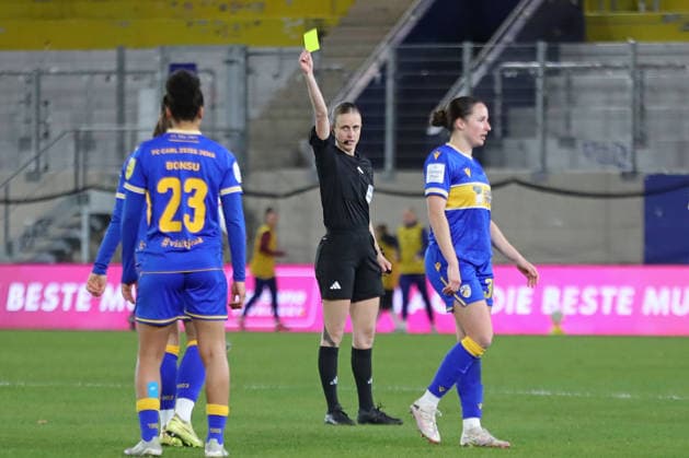 Google Pixel Womens Bundesliga, FC Carl Zeiss Jena RB Leipzig 27 03 2026 Referee Davina Lutz shows the yellow card, Warning Football, Google Pixel Womens Bundesliga, Season 2025 2026, 22 Matchday FC Carl Zeiss Jena vs RB Leipzig on 27 03 2026, Ernst Abbe Sportfeld, ad hoc Arena, Jena DFB REGULATIONS PROHIBIT ANY USE OF PHOTOGRAPHS AS IMAGE SEQUENCES AND OR QUASI VIDEO Copyright: xBEAUTIFULxSPORTS JanxKaeferx