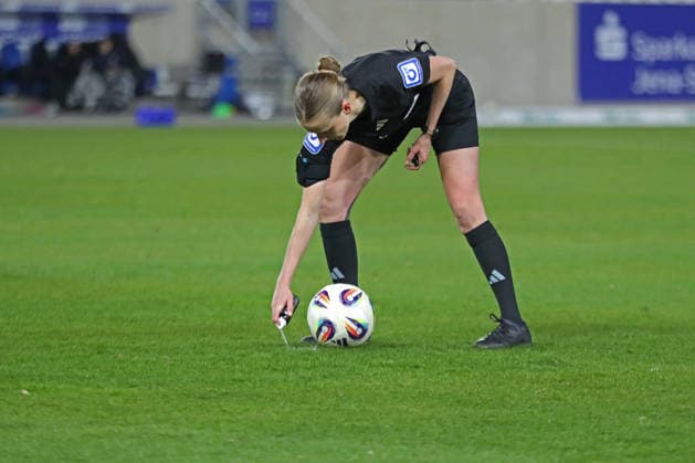 Google Pixel Womens Bundesliga, FC Carl Zeiss Jena RB Leipzig 27 03 2026 Referee Davina Lutz marks the line for the ball with the free kick spray Football, Google Pixel Womens Bundesliga, Season 2025 2026, 22 Matchday FC Carl Zeiss Jena vs RB Leipzig on 27 03 2026, Ernst Abbe Sportfeld, ad hoc Arena, Jena DFB REGULATIONS PROHIBIT ANY USE OF PHOTOGRAPHS AS IMAGE SEQUENCES AND OR QUASI VIDEO Copyright: xBEAUTIFULxSPORTS JanxKaeferx