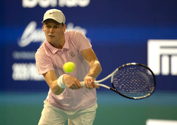 March 27, 2026, Miami Gardens, Fl, United States: MIAMI GARDENS, FL - MARCH 27: Jannik Sinner hits the ball against Alexander Zverev in the semi-finals during the Miami Open at Hard Rock Stadium on March 27, 2026 in Miami Gardens, Florida. Miami Gardens United States - ZUMAt139 20260327_aaa_t139_046 Copyright: xMichaelxPimentel IsixPhotosx