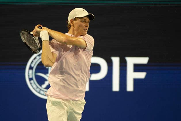 March 27, 2026, Miami Gardens, Fl, United States: MIAMI GARDENS, FL - MARCH 27: Jannik Sinner hits the ball against Alexander Zverev in the semi-finals during the Miami Open at Hard Rock Stadium on March 27, 2026 in Miami Gardens, Florida. Miami Open  - ZUMAt139 20260327_aaa_t139_061 Copyright: xMichaelxPimentel IsixPhotosx