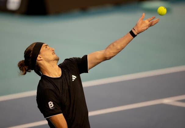March 27, 2026, Miami Gardens, Fl, United States: MIAMI GARDENS, FL - MARCH 27: Alexander Zverev serves the ball against Jannik Sinner in the semi-finals during the Miami Open at Hard Rock Stadium on March 27, 2026 in Miami Gardens, Florida. Miami Open  - ZUMAt139 20260327_aaa_t139_063 Copyright: xMichaelxPimentel IsixPhotosx
