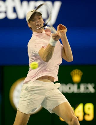 March 27, 2026, Miami Gardens, Fl, United States: MIAMI GARDENS, FL - MARCH 27: Jannik Sinner hits the ball against Alexander Zverev in the semi-finals during the Miami Open at Hard Rock Stadium on March 27, 2026 in Miami Gardens, Florida. Miami Gardens United States - ZUMAt139 20260327_aaa_t139_052 Copyright: xMichaelxPimentel IsixPhotosx