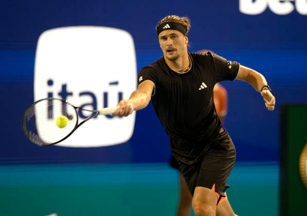 March 27, 2026, Miami Gardens, Fl, United States: MIAMI GARDENS, FL - MARCH 27: Alexander Zverev hits the ball against Jannik Sinner in the semi-finals during the Miami Open at Hard Rock Stadium on March 27, 2026 in Miami Gardens, Florida. Miami Gardens United States - ZUMAt139 20260327_aaa_t139_054 Copyright: xMichaelxPimentel IsixPhotosx