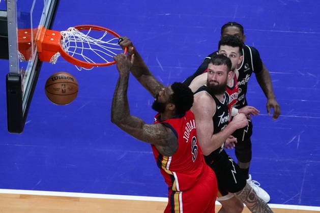 New Orleans Pelicans vs Toronto Raptors TORONTO, CANADA - MARCH 27 : DeAndre Jordan (6) of New Orleans Pelicans dunks the ball during the NBA, Basketball Herren, USA basketball game between New Orleans Pelicans and Toronto Raptors at the Scotiabank Arena on March 27, 2026 in Toronto, Ontario, Canada. Mert Alper Dervis Anadolu Ontario Canada. Editorial use only. Please get in touch for any other usage.  Copyright: x2026xAnadoluxMertxAlperxDervisx