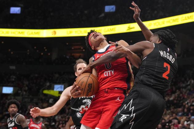 March 27, 2026, Toronto, On, CAN: New Orleans Pelicans Jeremiah Fears (0) is fouled by Toronto Raptors Jonathan Mogbo (2) during second half NBA, Basketball Herren, USA basketball action in Toronto on Friday, March 27, 2026. Canada News - March 27, 2026  - ZUMAc35_ 20260327_zaf_c35_206 Copyright: xChrisxYoungx