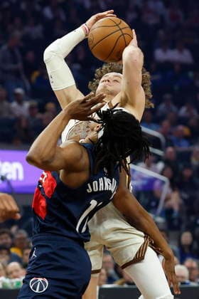 NBA, Basketball Herren, USA - Washington Wizards at Golden State Warriors Golden State Warriors guard Brandin Podziemski (R) shoots a two point basketv while drawing a foul by Washington Wizards guard Tre Johnson (L) during the first half of the NBA basketball game between the Washington Wizards and the Golden State Warriors in San Francisco, California, USA, 27 March 2026. SAN FRANCISCO CALIFORNIA United States  Copyright: xJOHNxG.xMABANGLOx