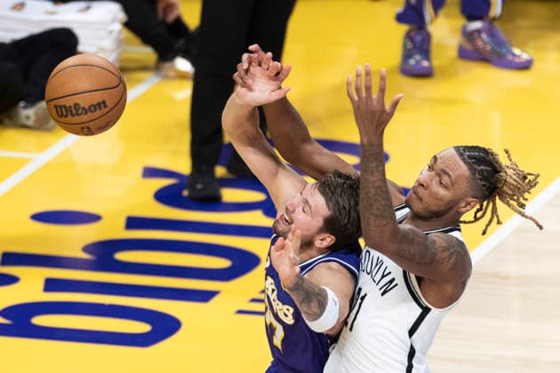 March 27, 2026, Los Angeles, California, USA: Los Angeles LakersÃ¢â‚¬â ¢ Luka DonÄÂiÄ¡ (77) and Brooklyn NetsÃ¢â‚¬â ¢ Noah Clowney (21) vie for the ball during an NBA, Basketball Herren, USA basketball game at Crypto.com Arena on Friday, March 27, 2026 in Los Angeles. NBA 2026: Nets Vs Lakers  - ZUMAc68_ 20260327_zaf_c68_020 Copyright: xRingoxChiux