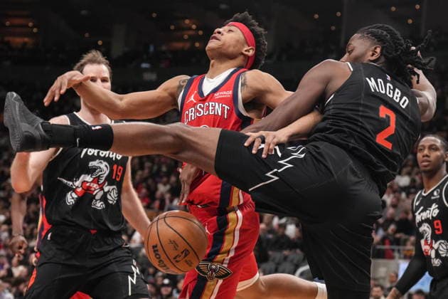 March 27, 2026, Toronto, On, CAN: New Orleans Pelicans Jeremiah Fears (centre) is fouled by Toronto Raptors Jonathan Mogbo (2) during second half NBA, Basketball Herren, USA basketball action in Toronto on Friday, March 27, 2026. Jeremiah Fears; Jonathan Mogbo  - ZUMAc35_ 20260327_zaf_c35_211 Copyright: xChrisxYoungx