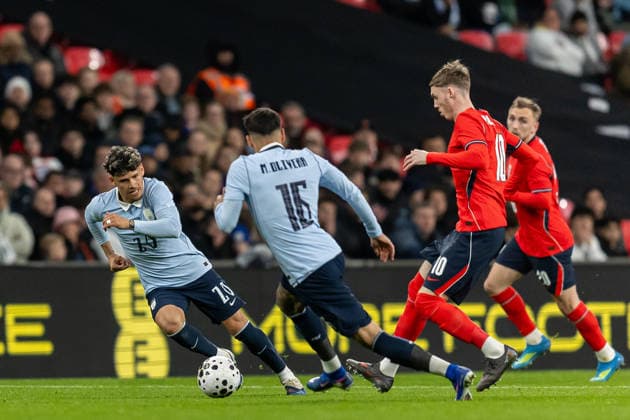England v Uruguay, Friendly England forward Cole Palmer battles for possession during the Friendly match between England and Uruguay at Wembley Stadium, London, UK on 27 March 2026. London Wembley Stadium Greater London UK Editorial use only , Copyright: xManjitxNarotrax PSI-23956-0069