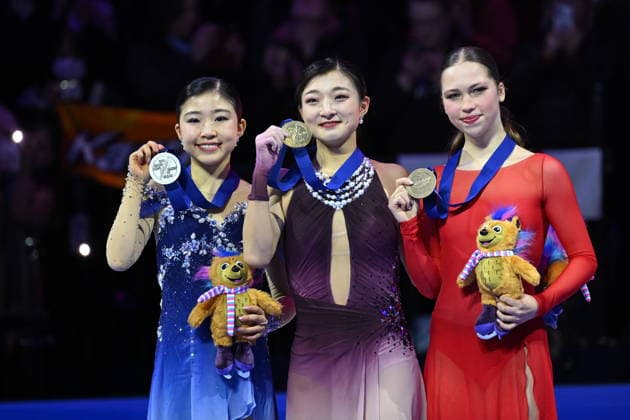 ISU Figure skating, Eiskunstlauf World Championships 2026 at the O2 Arena in Prague, Czech Republic - 27 Mar 2026 Gold medalist Kaori Sakamoto (middle) of Japan, Silver medailist Mone Chiba (L) of Japan and Bronze medailist Nina Pinzarrone of Belgium (R) as seen during the medal ceremony for the Women competition at the ISU Figure Skating World Championships 2026 at the O2 Arena. ISU Figure Skating World Championships 2026 takes place from 24th to 29th of March in Prague, Czech Republic. Prague Czech Republic Copyright: xTomasxTkacikx xSOPAxImagesx 20260327-ISU-women-31