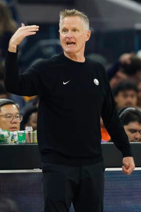 NBA, Basketball Herren, USA - Washington Wizards at Golden State Warriors Golden State Warriors Head Coach Steve Kerr reacts during the first half of the NBA basketball game between the Washington Wizards and the Golden State Warriors in San Francisco, California, USA, 27 March 2026. SAN FRANCISCO CALIFORNIA United States  Copyright: xJOHNxG.xMABANGLOx