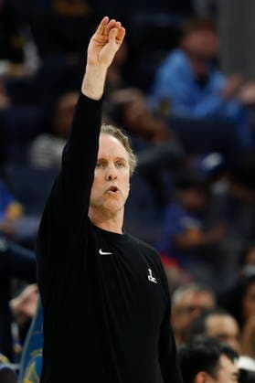 NBA, Basketball Herren, USA - Washington Wizards at Golden State Warriors Washington Wizards Head Coach Brian Keefe reacts during the first half of the NBA basketball game between the Washington Wizards and the Golden State Warriors in San Francisco, California, USA, 27 March 2026. SAN FRANCISCO CALIFORNIA United States  Copyright: xJOHNxG.xMABANGLOx