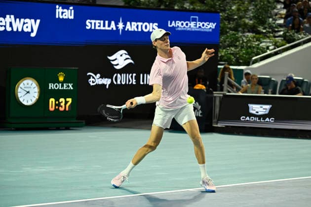 MIAMI GARDENS, FL - MARCH 27: Jannik Sinner of Italy returns a shot to Alexander Zverev of Germany during the men™s semifinal match of the Miami Open on March 27, 2026, at Hard Rock Stadium in Miami Gardens, Florida. (Photo by Michele Eve Sandberg Icon Sportswire) TENNIS: MAR 27 Miami Open EDITORIAL USE ONLY Icon2603270752