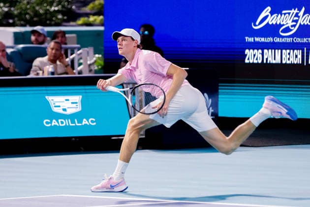 MIAMI GARDENS, FL - MARCH 27: Jannik Sinner (ITA) in action during a men™s semi-final singles match against Alexander Zverev (GER) at the Miami Open on March 27, 2026, at Hard Rock Stadium in Miami Gardens, Florida,(Photo by Chris Arjoon Icon Sportswire) TENNIS: MAR 27 Miami Open EDITORIAL USE ONLY Icon2603270010143