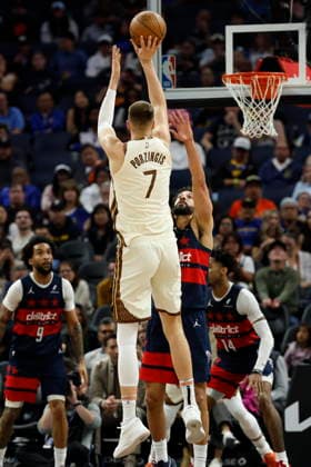 NBA, Basketball Herren, USA - Washington Wizards at Golden State Warriors Golden State Warriors forward center Kristaps PorziÅÜÄ£is shoots a three point basket during the second half of the NBA basketball game between the Washington Wizards and the Golden State Warriors in San Francisco, California, USA, 27 March 2026. SAN FRANCISCO CALIFORNIA United States  Copyright: xJOHNxG.xMABANGLOx