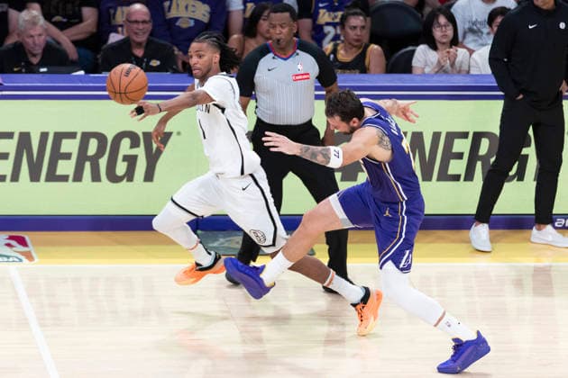 March 27, 2026, Los Angeles, California, USA: Brooklyn NetsÃ¢â‚¬â ¢ Ziaire Williams (1) and Los Angeles LakersÃ¢â‚¬â ¢ Luka DonÄÂiÄ¡ (77) chase the ball during an NBA, Basketball Herren, USA basketball game at Crypto.com Arena on Friday, March 27, 2026 in Los Angeles. NBA 2026: Lakers 116:99 Nets  - ZUMAc68_ 20260327_zaf_c68_065 Copyright: xRingoxChiux