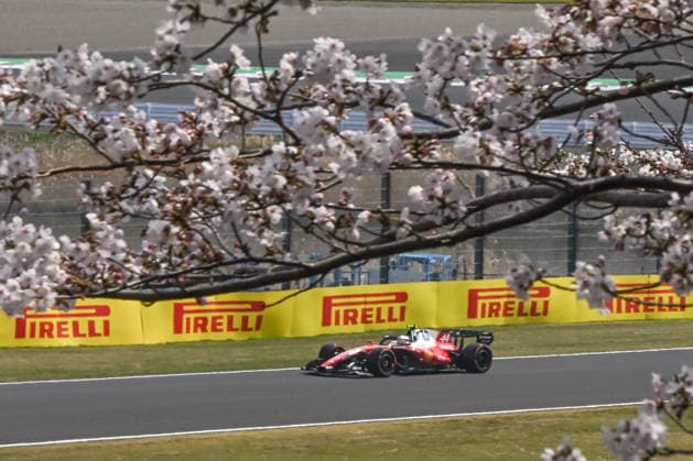 F1 Japanese Grand Prix 2026 - Practice Session SUZUKA, JAPAN - MARCH 28: Lewis Hamilton of Scuderia Ferrari HP drives past cherry blossoms (sakura) in full bloom during the third practice session ahead of the 2026 Japanese Grand Prix at Suzuka Circuit in Suzuka, Mie Prefecture, Japan, on March 28, 2026. Suzuka Japan  Copyright: xArturxWidakx originalFilename:widak-f1japane260328_npB77.jpg